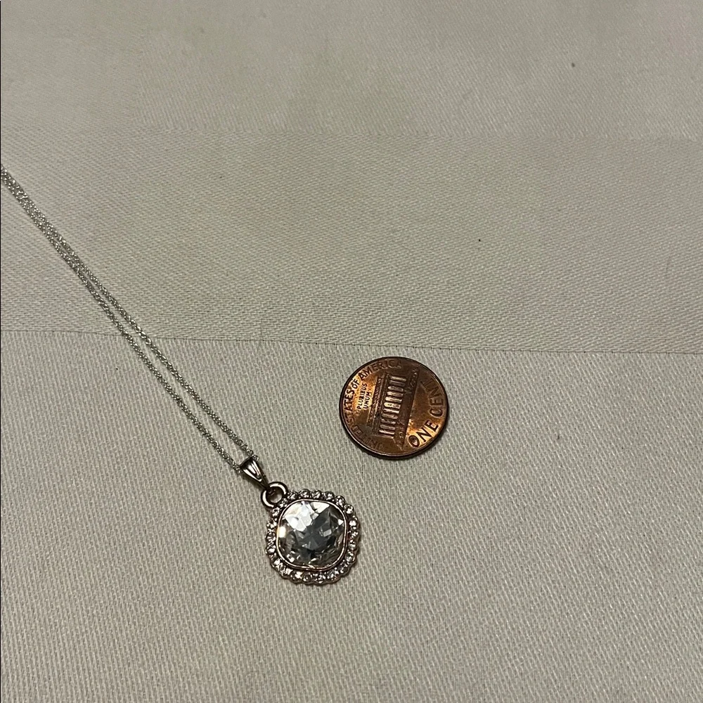 Elegant Silver Pendant Necklace - Picture 3 of 6